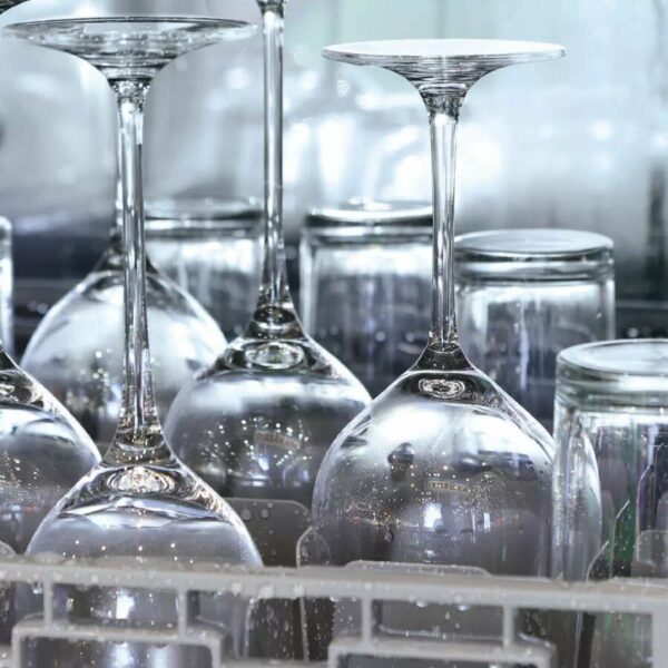 Panier de verres propres dans un lave-verres professionnel